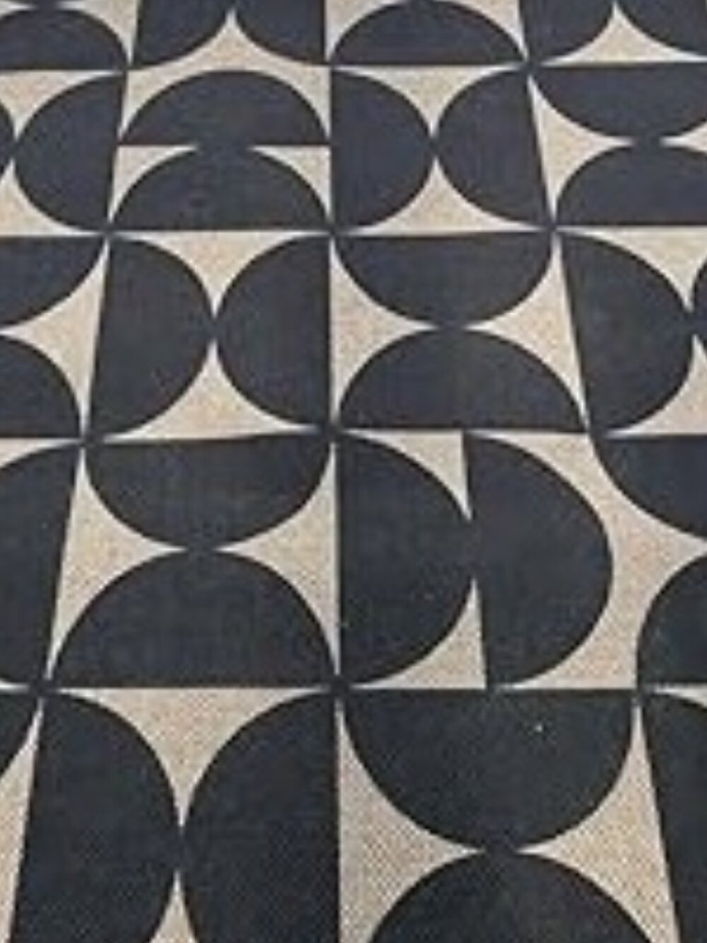 NWT: Outdoor Washable Rug 5'x7' - Black and Natural Semi-Circle Design - Picture 4 of 6